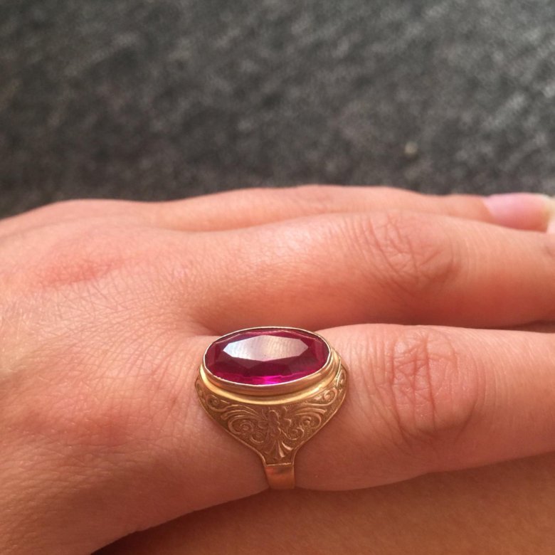 Можно ли продавать кольца. Продает кольцо. Продайте колечко. Колечко старинное на Пальчике. Из старых колец новое золотое кольцо.