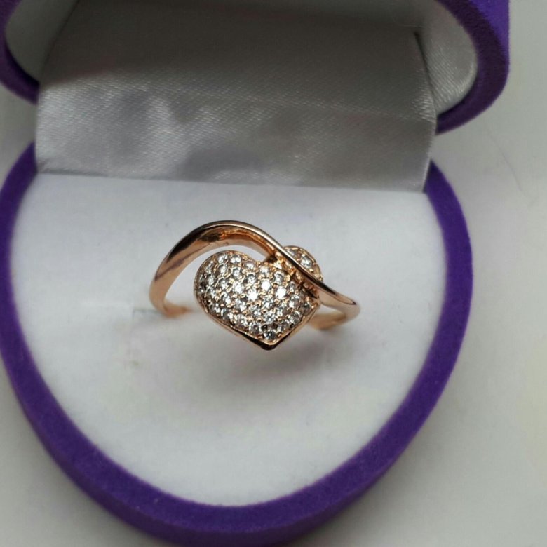 Золотое кольцо подарок. Pandora кольцо золотое сердце. Кольцо подарок. Кольцо золотое женское в коробочке. Кольцо с сердечком.
