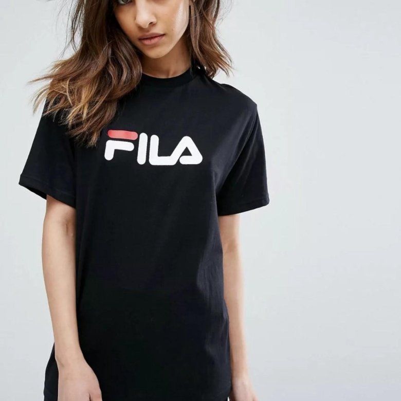 Платье футболка оверсайз. Футболка женская модная. Широкая футболка. Широкие футболки женские. Большая футболка на девушке.