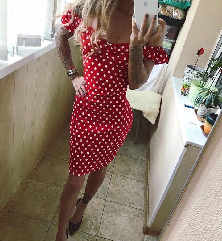 Блондинка в красном платье в горошек
