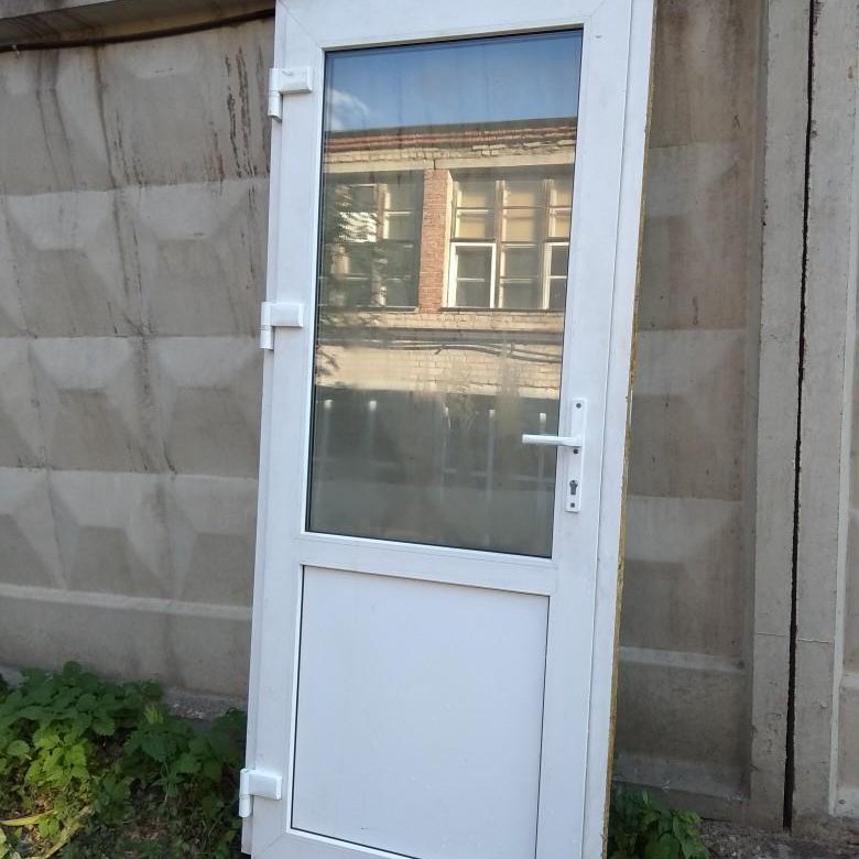 Авито двери со стеклом. Пластиковые входные двери KBE 58. Пластиковая дверь пластиковая б/у. Дверь из пластика входная 58 профиль. Дверь пластиковая входная уличная со стеклом белая.