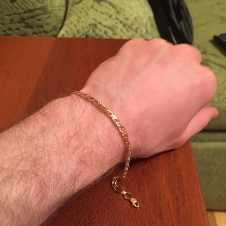 Как выглядит золотой браслет на руке