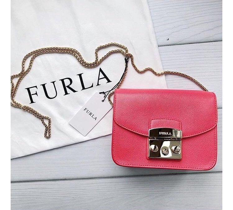 Furla mistica eau de parfum. Сумка фурла Метрополис 2019. Furla Metropolis от подделки. Бирка ЦУМ сумка фурла. Сумка фурла кораллового цвета.