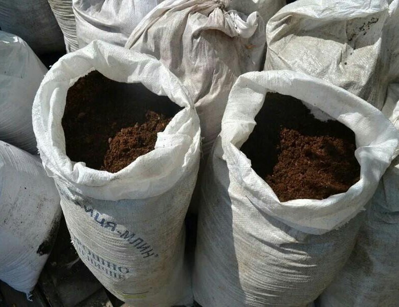 Конский навоз в мешках. Навоз в мешках. Перегной в мешках с доставкой. Торф в мешках. Перегной в мешках.