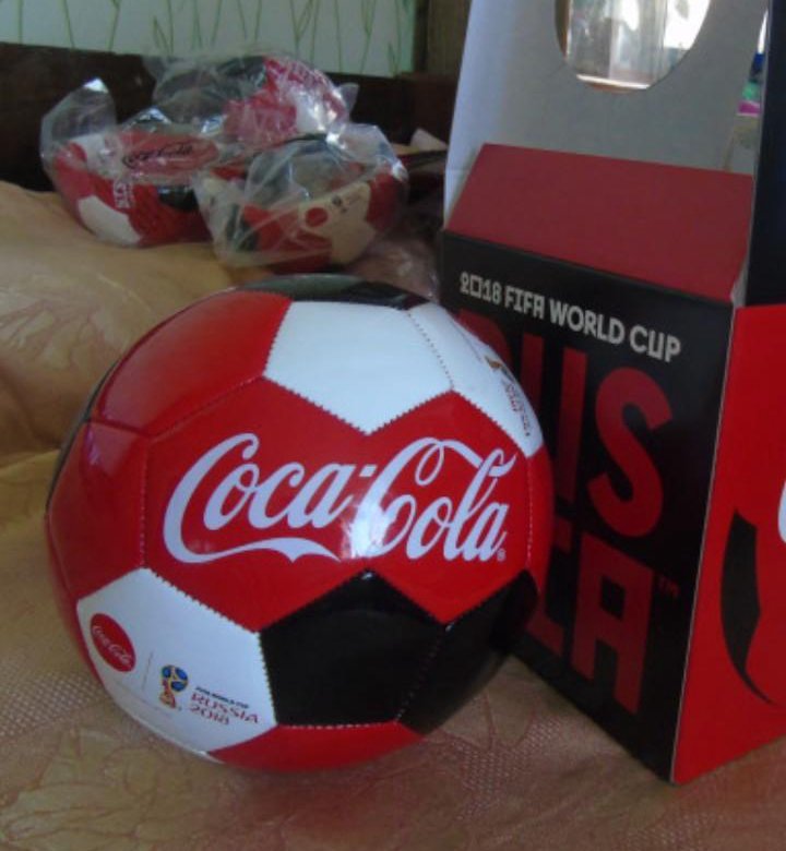Мяч кока-кола 2018. Футбол кока колы. Футбольный мяч coca cola. Футбольный мяч coca-cola 2018 fifa cup. Кока кола.