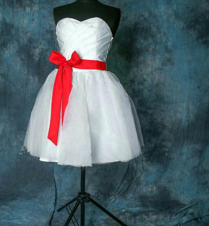 Белое платье и красный пояс