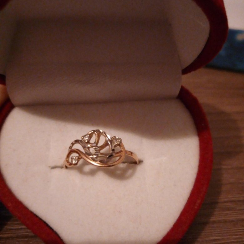 Золотой подарок жене. Кольцо в коробочке. Золотое кольцо. Золотое кольцо в коробочке. Коробочки для золотых украшений.