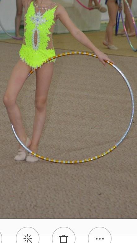 Вещи для гимнасток обручи. Размер обруча для художественной гимнастики на рост 122см. Гимнастка с обручем. Гимнастка с обручем. Обруч для художественной гимнастики по росту.