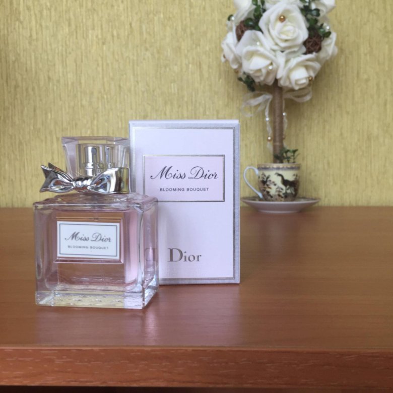 Диор блуминг букет. Dior Miss Dior Blooming Bouquet. Miss Dior Blooming Shaik. Miss Dior в упаковке на столе. Парфюмерный лосьон Miss Dior Blooming Bouquet жен 15мл.