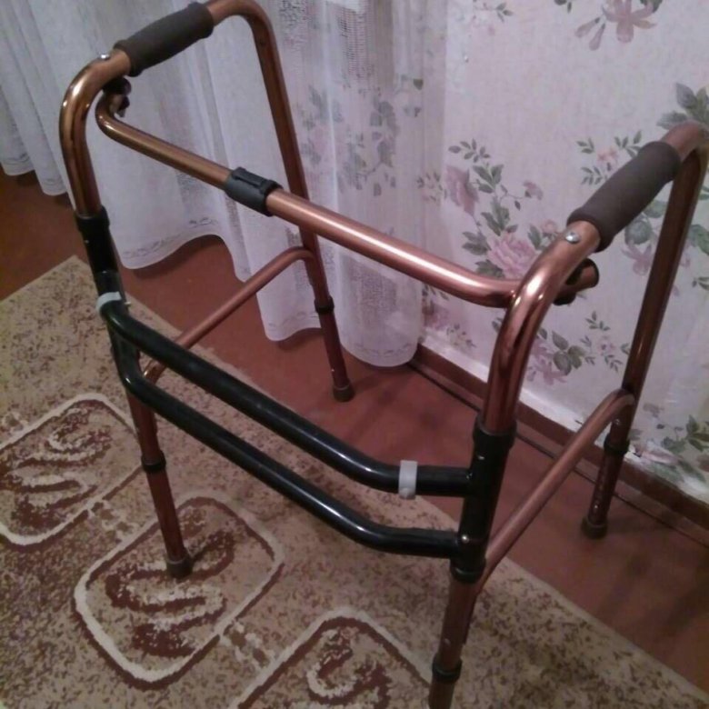 Авито ходунки для инвалидов б у. Ходунки пожилым. Бабушка с ходунками. Ходунки для Стариков. Старинные ходунки.