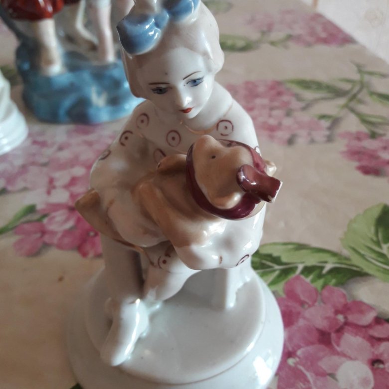 Статуэтка девочка с мишкой. Фарфоровая фигурка: " девочка с мишкой ". Фарфор девочка с мишкой. Фарфоровая статуэтка девочка с игрушечным медвежонком. Фарфоровая статуэтка девочка с медведем.