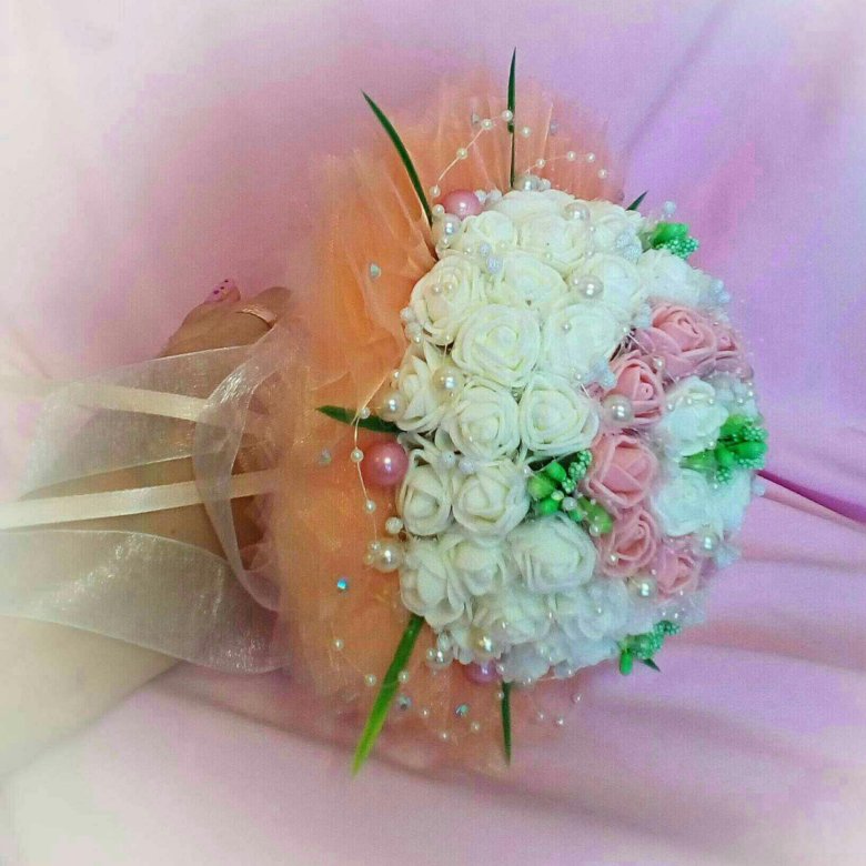 Цветы из конфет букет. Конфетный букет на 1 сентября. Букет дублер на свадьбу. Конфетные букеты из гофрированной бумаги. Букет из конфет и гофрированной бумаги.