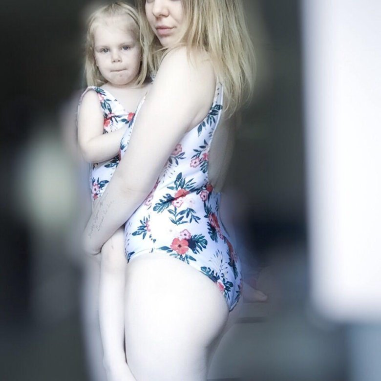 Дочка и мама в нижнем белье
