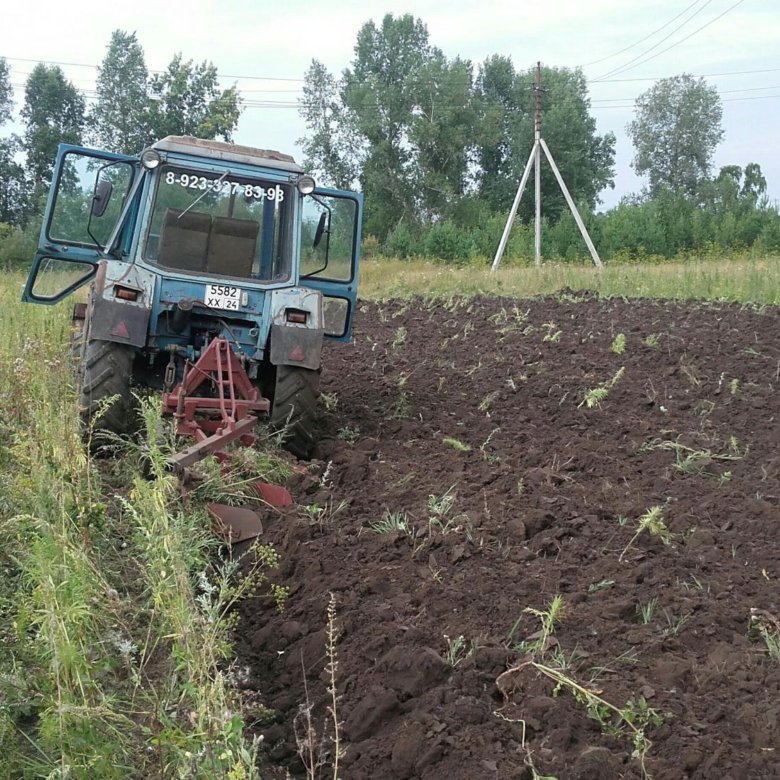 Вспашка земли плугом. Вспашка целины трактором. Вспашка плугом. Вспашка почвы плугом. Вспашка огорода плугом.