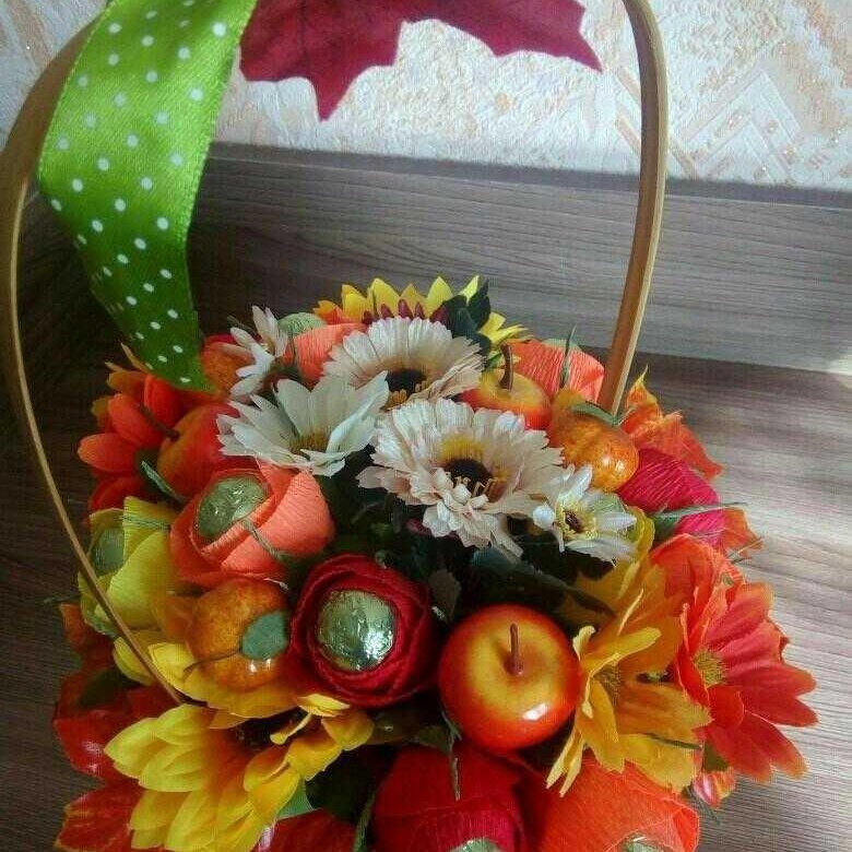 Корзинка на первое сентября. Букет на 1 сентября в корзинке. Букет в корзине на 1 сентября. Корзинка на первое сентября. Цветы в коробке.