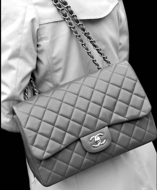 Сумка шанель карман улыбка. Сумочка Шанель 2.55. Первая сумка Шанель 2.55. Chanel 2.55 серый. Сумка 2.55 Chanel White.