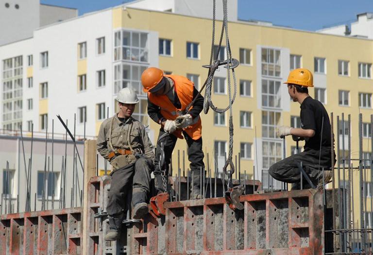 Фото строителя в работе