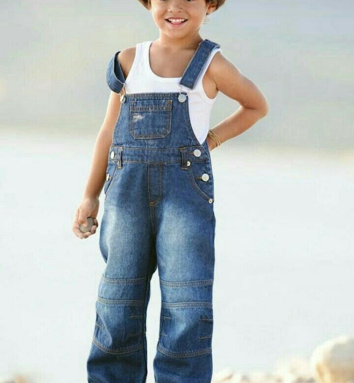 Детский джинсовый полукомбинезон
