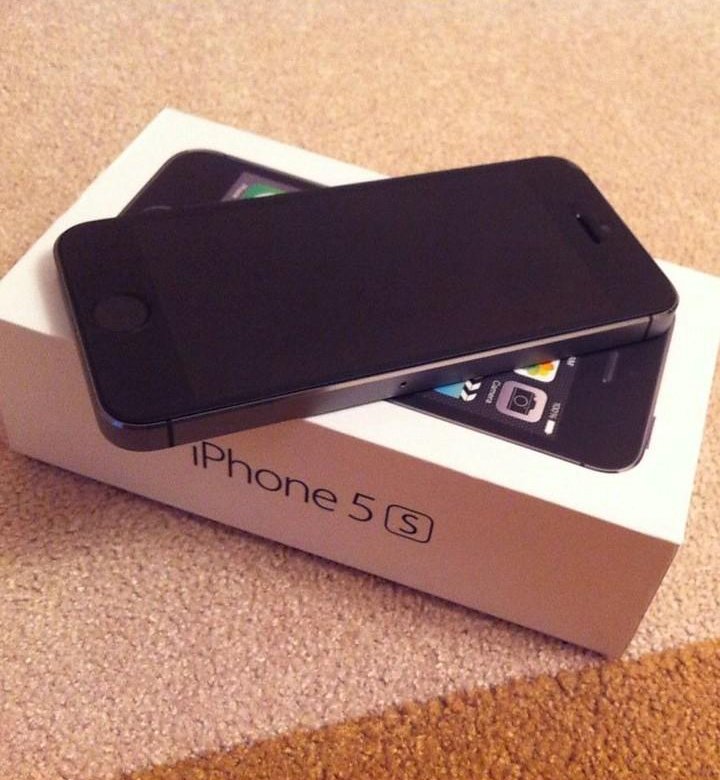 Авито нальчик айфоны. 5 Айфон в коробке на столе. Apple iphone 5 s с коробкой на столе. Айфон 5 лежит на столе с коробком