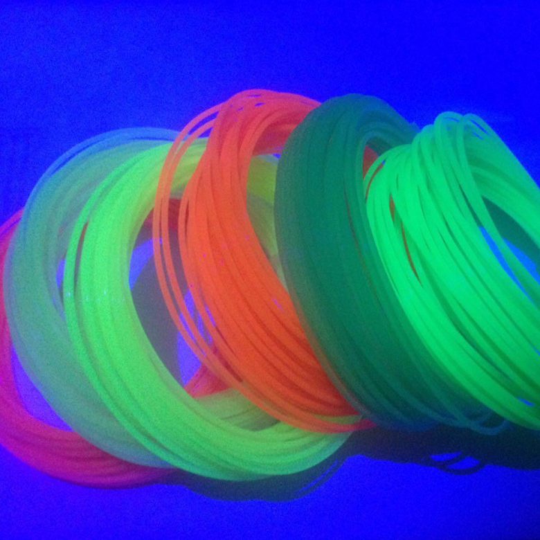 филамент для 3d принтера. светящийся пластик. филамент люминисцентный для 3d-принтеров. филамент для 3d светящийся. светонакопительный пластик.