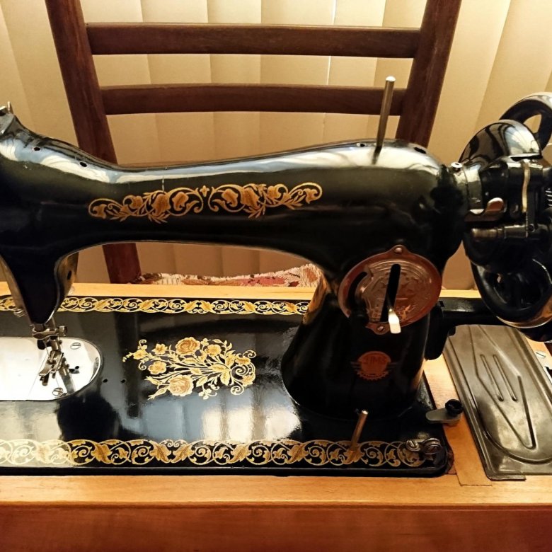 швейная машина пмз класса 1-м 1958 г. старая швейная машинка чайка. швейная машина пмз серийный номер 10208. скупка швейных машинок б у. скупщики старых швейных машинок.