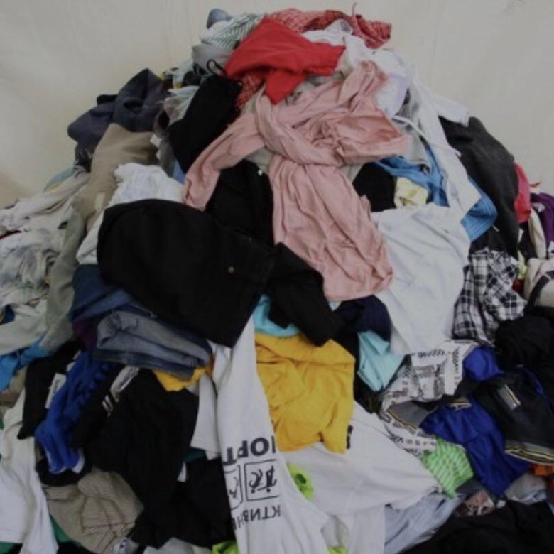 ненужные вещи. помогаю продать вещи. подруги покупают одежду. куча вещей в руках. избавление от хлама.