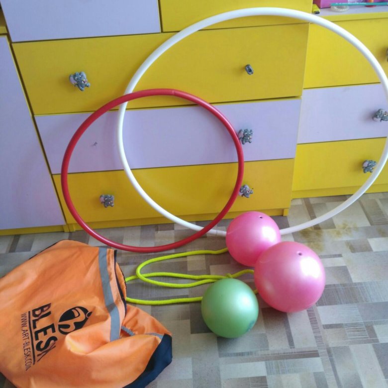 Для детского сада купили мячи и скакалки