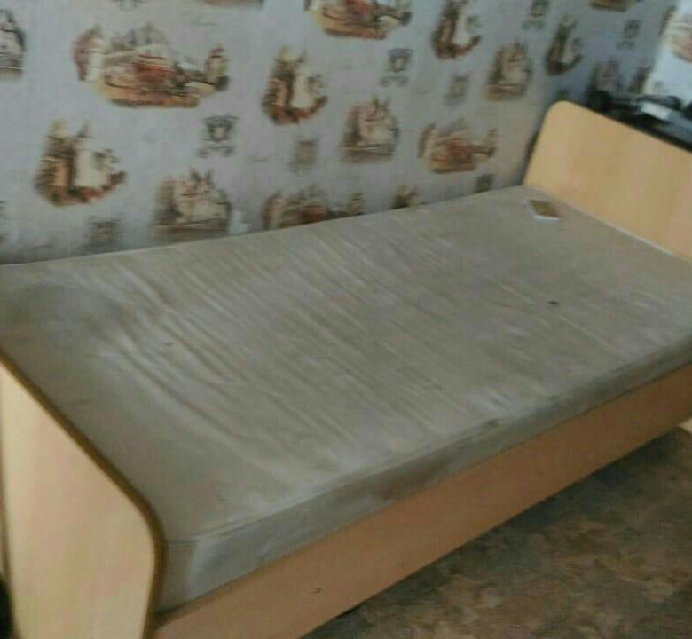 Полуторка бу. Советская кровать полуторка. Б/У .кровать полуторка. Кровать полуторка б/у с матрасом. Кровать полуторка с матрасом оранжевая.