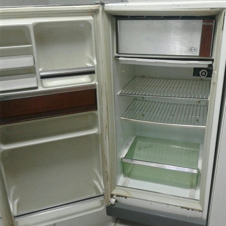 Куплю холодильник б у спб. Холодильник Филипс двухкамерный. Маленький холодильник Philips. Холодильник 2018. Старый холодильник Филипс.