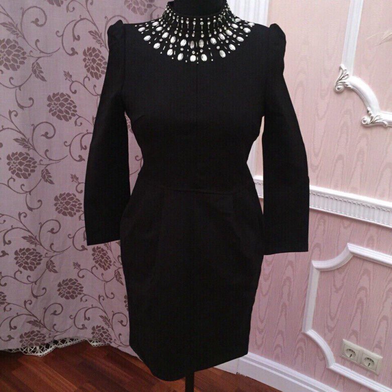 Черное бархатное платье с жемчугом