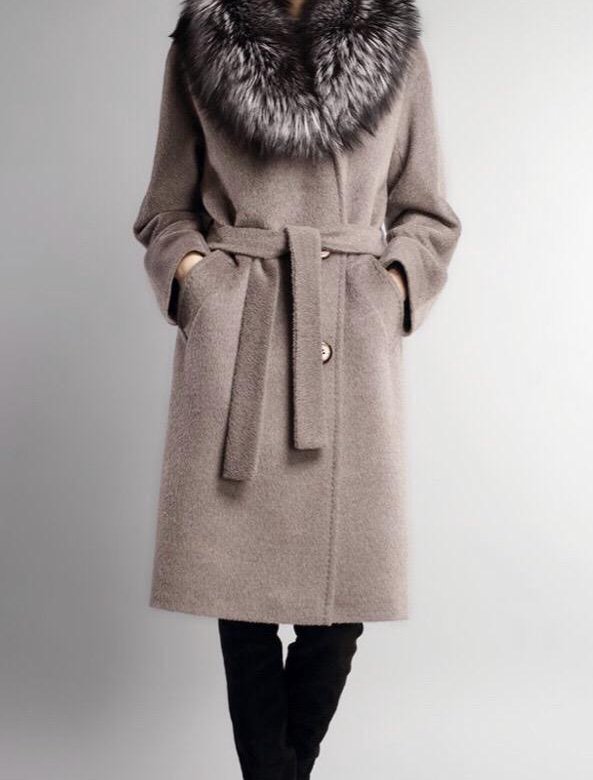 Пальто зимнее с мехом капюшоном