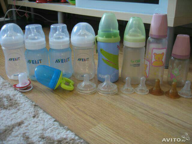 Кипятить бутылочки для кормления. Бутылочки в 11 месяцев. Контейнер для детских кипячёных бутылочек. Бутылочки для детей один с половиной-2 года бутылочка для воды и соков. Как кипятить бутылочки и пустышки.