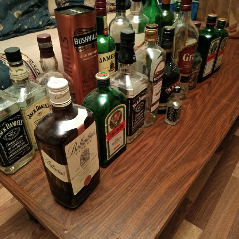 Фото бутылок с алкоголем на столе дома