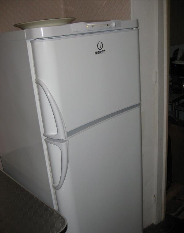 Холодильник индезит бу. Холодильник Индезит r3300 WEU. Холодильник Индезит 2000г.
