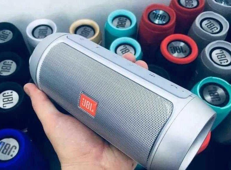 Покупает колонку. JBL charge 1+. 6132a-JBL charge. JBL мега колонка. Портативные колонки JBL много.