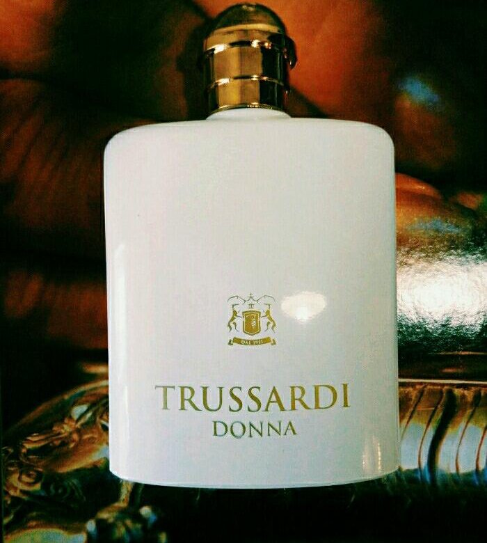 Trussardi donna. Trussardi Donna pour homme 60 ml. Trussardi Donna Старая упаковка 2000г. Труссарди духи 2019. Trussardi Donna реклама.