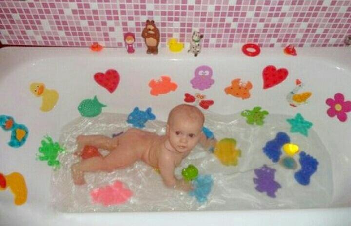 Купаться 3 месяц. Коврик для купания младенца. Коврик для купания ребенка в ванной. Коврик для младенца в ванну. Купание ребенка в большой ванне.