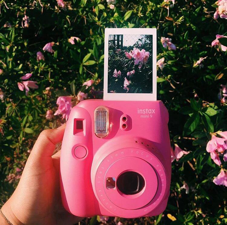 Instax 9 купить. Инстакс мини 9. Instax Mini 9 розовый. Фотоаппарат моментальной печати Instax. Полароид розовый Instax.