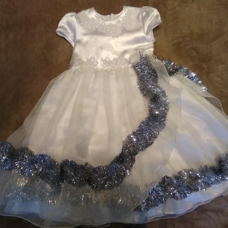 костюм снежинки для девочки. обшить мишурой детское платье. новогодний наряд в садик для девочки. обшить платье мишурой. платье с мишурой.