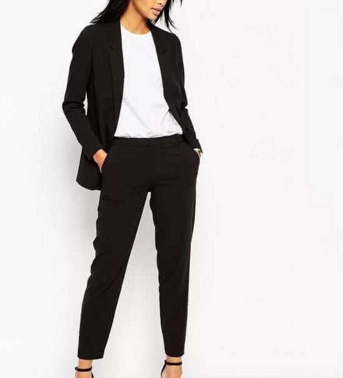 Пиджак и брюки черного цвета женские