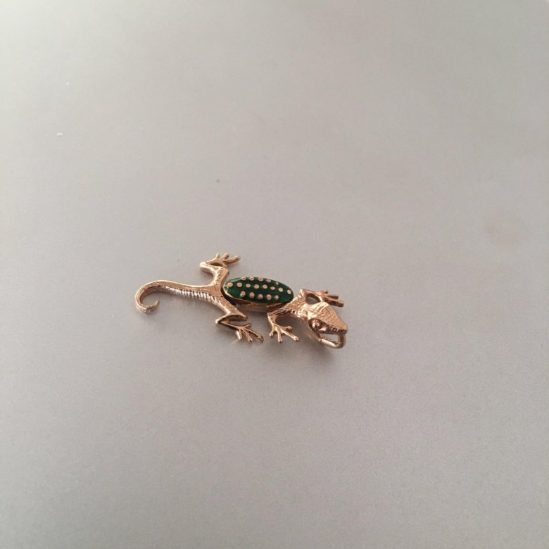 золотая подвеска ящерица