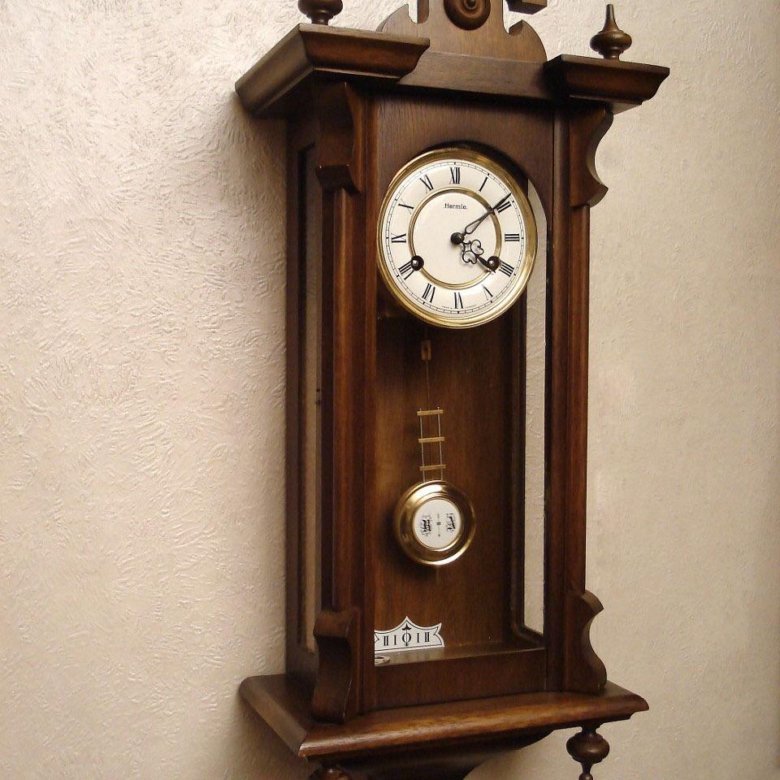 Часов харьков. Старинные настенные часы. Часы в деревянном корпусе. Антикварные часы настенные. Часы настенные в деревянном корпусе.