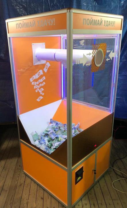 игровой денежный аппарат. бит шторм 9000. игровой автомат с летающими деньгами. автомат с деньгами летающими. кабина с летающими деньгами.