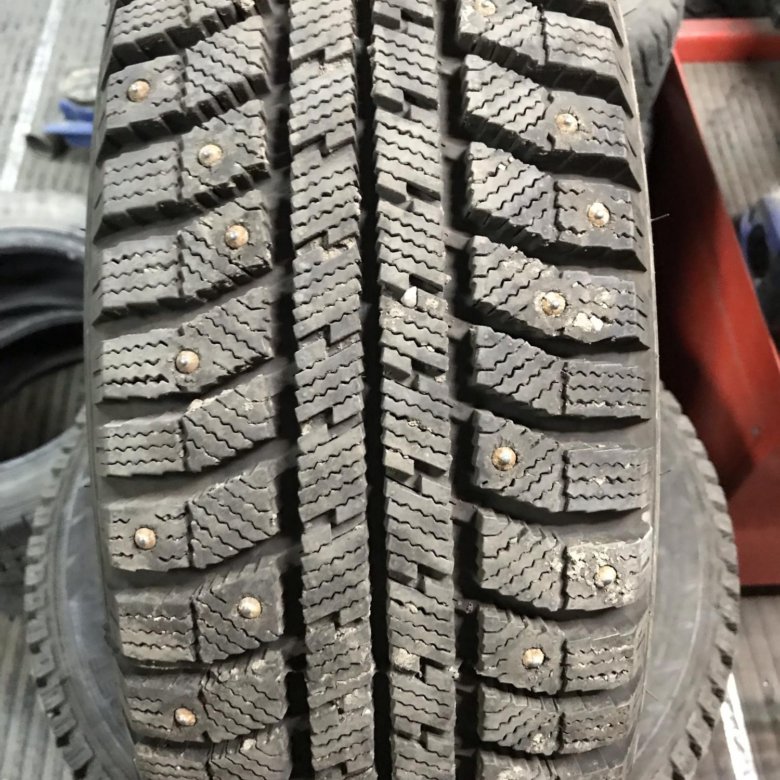 Шины зимние шипованные дешево. Зимняя резина 195/65 r15 шипованная.
