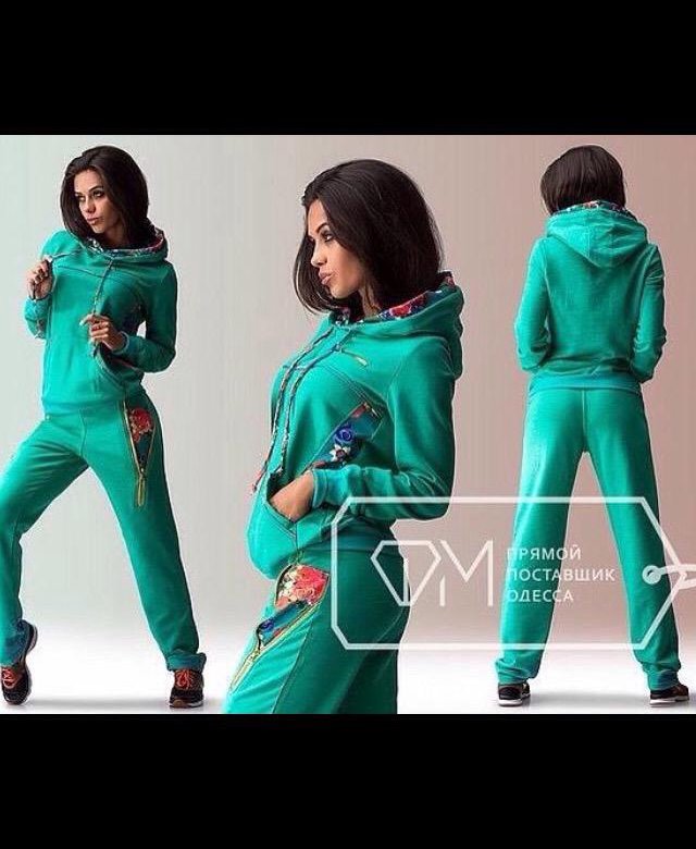 Спортивный костюм 46. Спортивный костюм со змеей. Костюмы продаются за 1399 рублей.