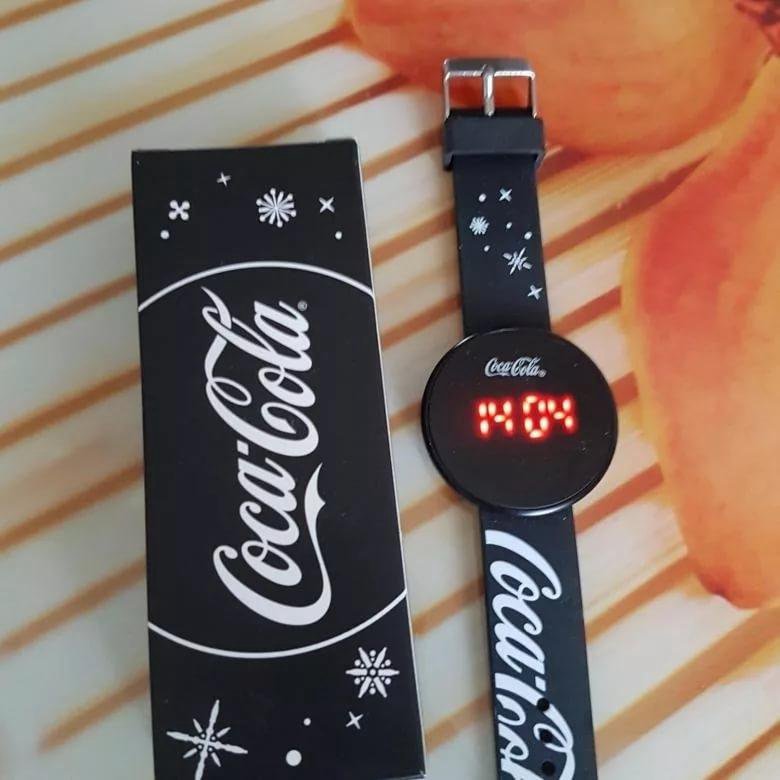 Часы holland. Часы кока-кола наручные. Часы cola. Часы cola. Seiko настенные часы с красной стрелкой.