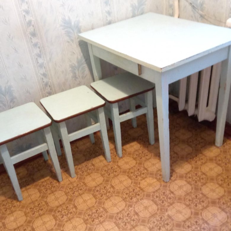 Советский кухонный стол. Кухонный стол раздвижной с табуретками. Стол кухонный Советский белый. Советский кухонный стол с ящиком.