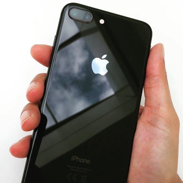 Apple 8 space gray. Айфон 8 Plus серый космос в руке