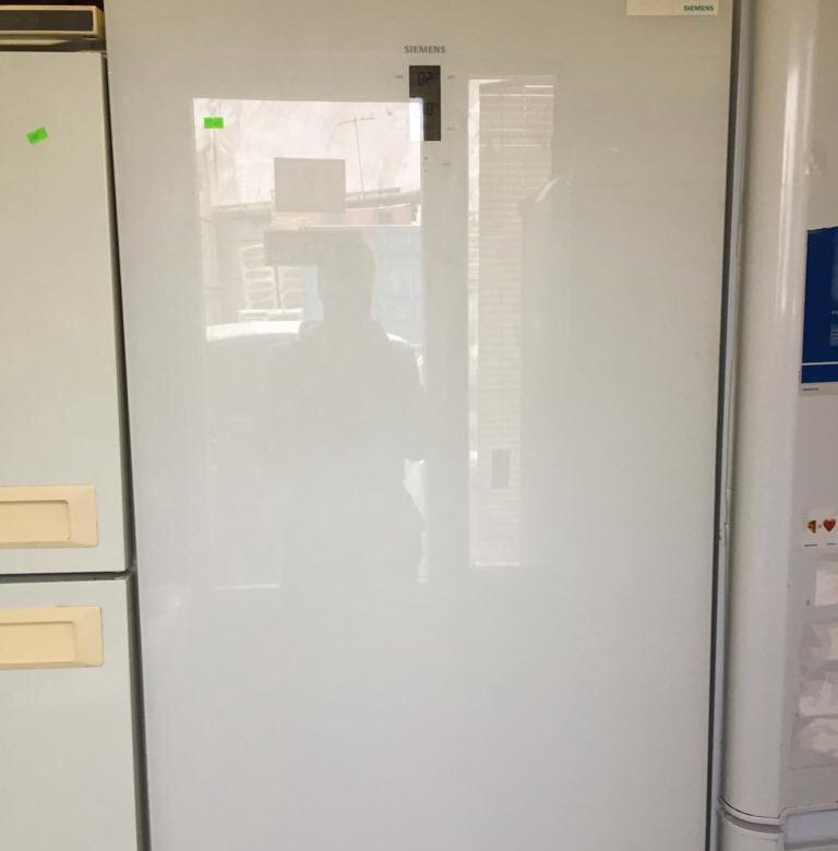 Перезагрузка холодильника. Холодильник Сименс со стеклянной дверью белый. Холодильник Siemens со стеклянной дверью 70 см. Холодильник Siemens белый стеклянный. Холодильник Siemens 544472s10000245680031014.