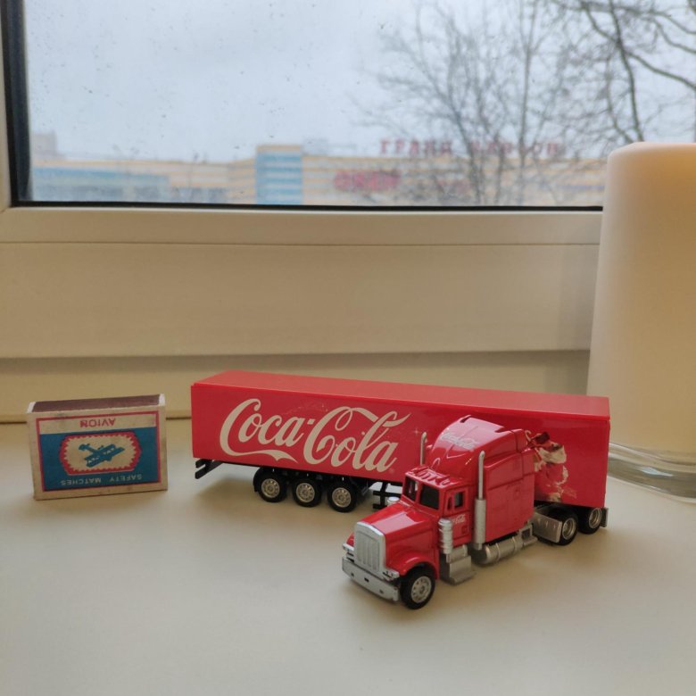 Фура Coca Cola сбоку